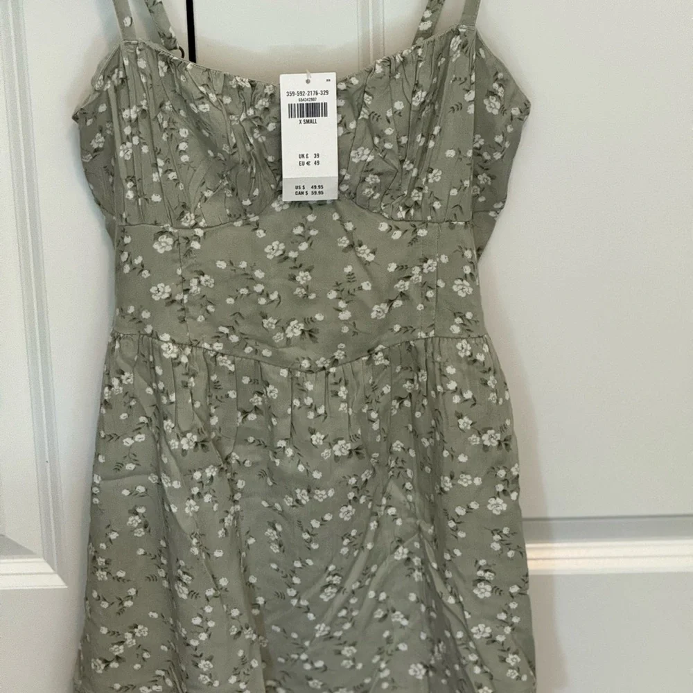 NWT-Hollister Green Mini Sundress With Embellished Flowers, Womens (XS) Clothing - Picture 1 of 13